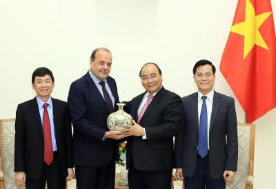 越南政府总理阮春福会见智利驻越大使克劳迪奥·德·内格里 ảnh 1