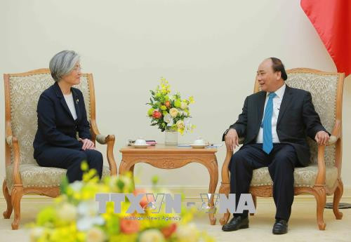 越南政府总理阮春福会见韩国外长康京和 ảnh 1 越南政府总理阮春福会见韩国外长康京和 ảnh 1