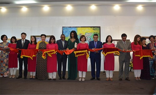 “母亲与大自然”画展亮相越南妇女博物馆 ảnh 1