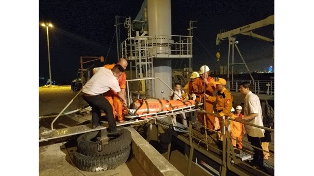 越南成功救助一名心肌梗塞的菲律宾籍船员 ảnh 1