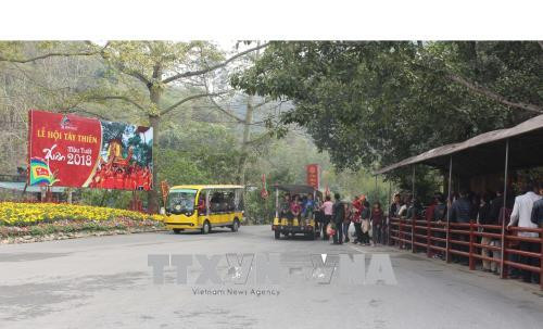 永福省西天名胜区年初伊始吸引众多游客前来参观拜佛 ảnh 2 永福省西天名胜区年初伊始吸引众多游客前来参观拜佛 ảnh 2