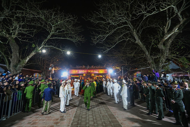 数万名游客涌入南定省参加2018戊戌年陈祠开印仪式 ảnh 2