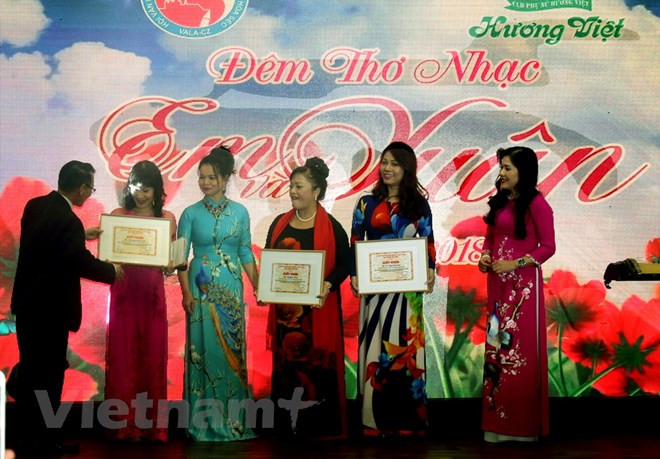 “春天与你”的诗歌音乐会精彩亮相捷克 赞美越南妇女和奥黛 ảnh 2 “春天与你”的诗歌音乐会精彩亮相捷克 赞美越南妇女和奥黛 ảnh 2