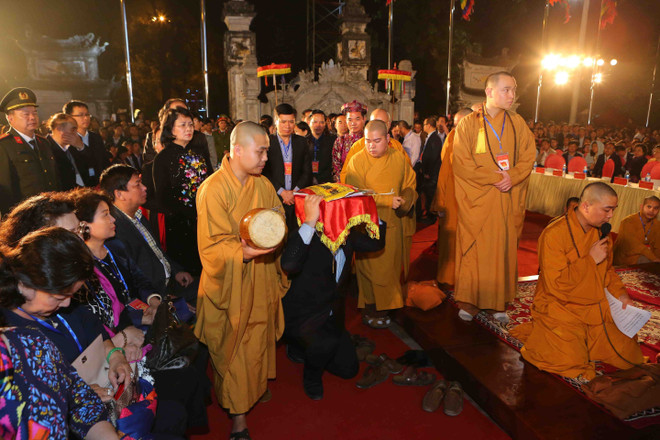 数万名游客涌入南定省参加2018戊戌年陈祠开印仪式 ảnh 3