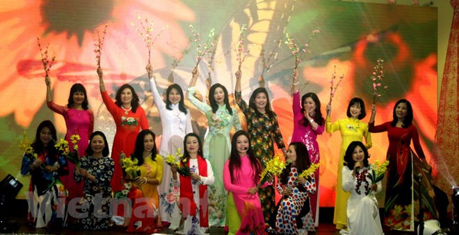 “春天与你”的诗歌音乐会精彩亮相捷克 赞美越南妇女和奥黛 ảnh 1 “春天与你”的诗歌音乐会精彩亮相捷克 赞美越南妇女和奥黛 ảnh 1