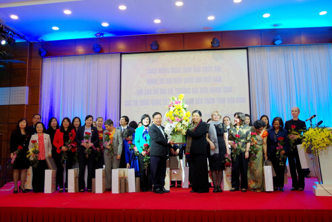 国会常务副主席丛氏放同驻越大使和外交代表机构首席代表访问和平省 ảnh 2 国会常务副主席丛氏放同驻越大使和外交代表机构首席代表访问和平省 ảnh 2