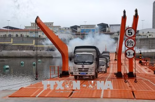 越南芒街—中国东兴互市便民临时浮桥建成试通车 ảnh 2 越南芒街—中国东兴互市便民临时浮桥建成试通车 ảnh 2