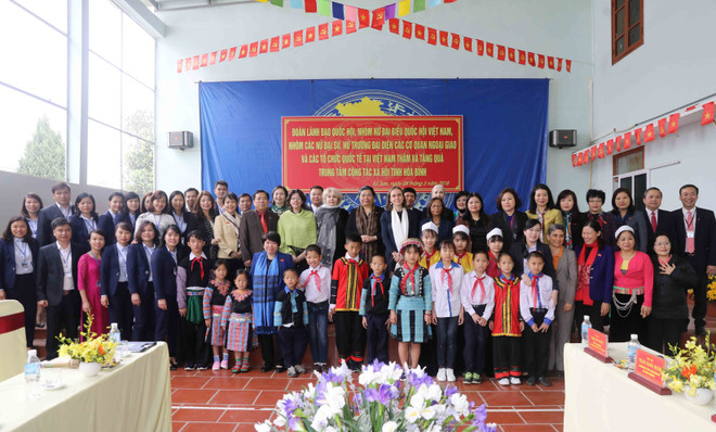 国会常务副主席丛氏放同驻越大使和外交代表机构首席代表访问和平省 ảnh 3 国会常务副主席丛氏放同驻越大使和外交代表机构首席代表访问和平省 ảnh 3