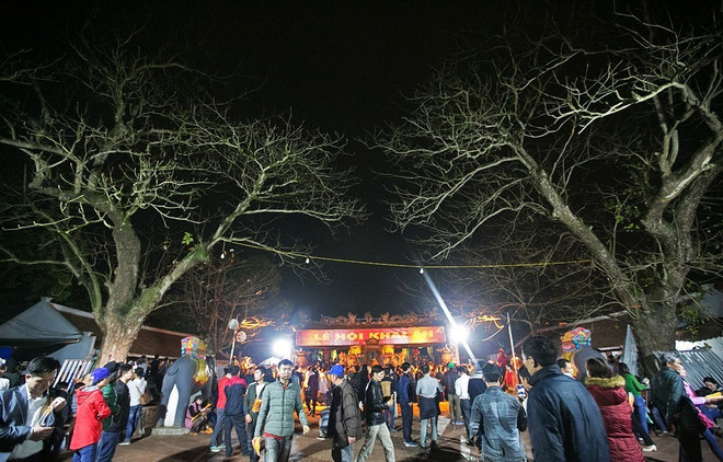 数万名游客涌入南定省参加2018戊戌年陈祠开印仪式 ảnh 1