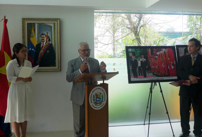 “乌戈•查韦斯和越南”图片展在河内举行 ảnh 1