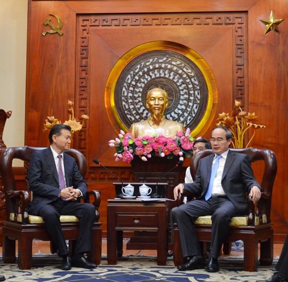 胡志明市市委书记阮善仁会见世界国际象棋联合会主席伊柳姆日诺夫一行 ảnh 1 胡志明市市委书记阮善仁会见世界国际象棋联合会主席伊柳姆日诺夫一行 ảnh 1