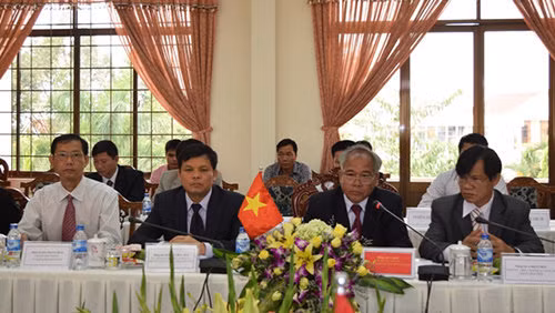 越南昆嵩省与老挝占巴塞省加强投资合作 ảnh 2