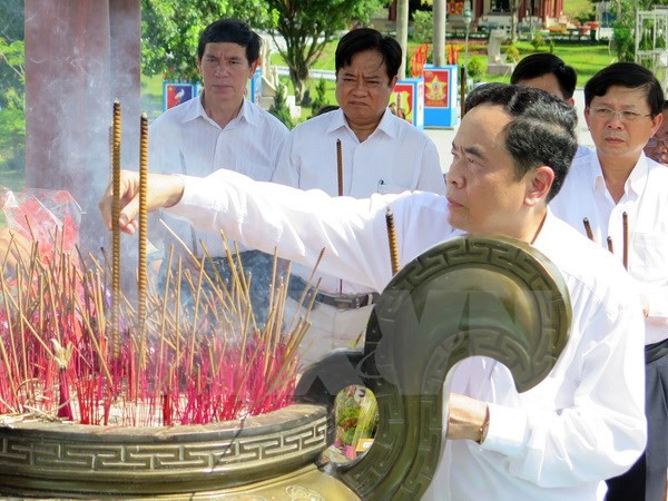 祖国阵线中央委员会主席敬香缅怀各位英雄烈士 ảnh 1 祖国阵线中央委员会主席敬香缅怀各位英雄烈士 ảnh 1