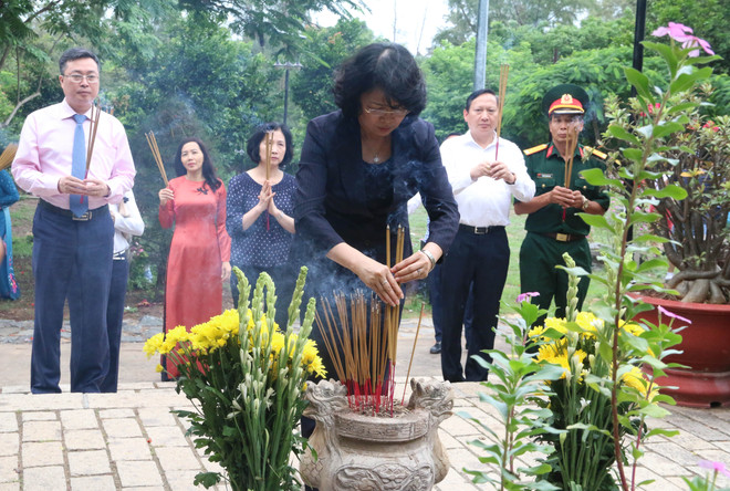 越南伤残军人纪念日70周年:越南国家副主席邓氏玉盛在昆岛行杨烈士陵园敬香 ảnh 1 越南伤残军人纪念日70周年:越南国家副主席邓氏玉盛在昆岛行杨烈士陵园敬香 ảnh 1