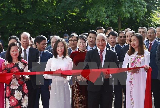 阮春福总理访问越南驻荷兰大使馆 ảnh 2