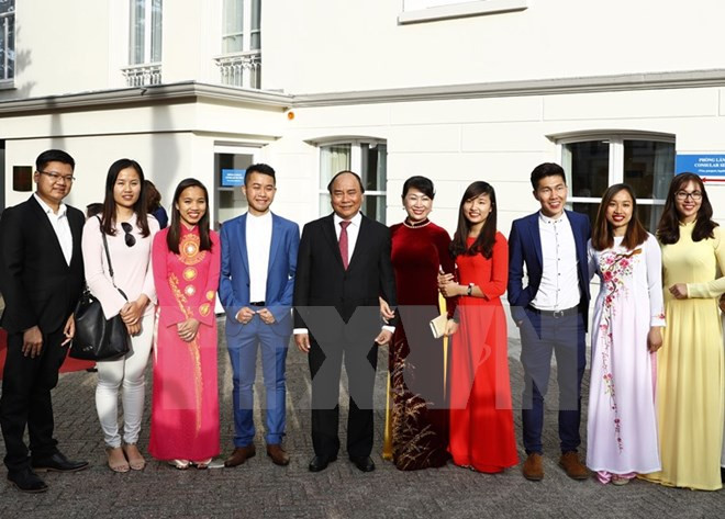 阮春福总理访问越南驻荷兰大使馆 ảnh 1