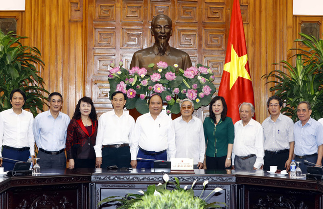 阮春福总理会见越南离退休教育工作者协会代表 ảnh 2