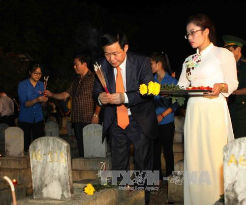 “越老之壮歌”点燃蜡烛表示感恩之心艺术表演活动在越南乂安省举行 ảnh 1 “越老之壮歌”点燃蜡烛表示感恩之心艺术表演活动在越南乂安省举行 ảnh 1