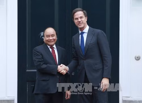 越荷发表联合声明 支持和平解决东海争端的观点 ảnh 1