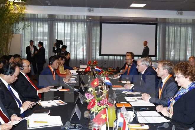 阮春福总理出席越荷企业家论坛和有关智慧城市的圆桌会议 ảnh 2