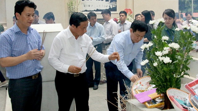 政府副总理王廷惠赴同禄三岔路口历史遗迹区敬香缅怀英雄烈士 ảnh 1 政府副总理王廷惠赴同禄三岔路口历史遗迹区敬香缅怀英雄烈士 ảnh 1