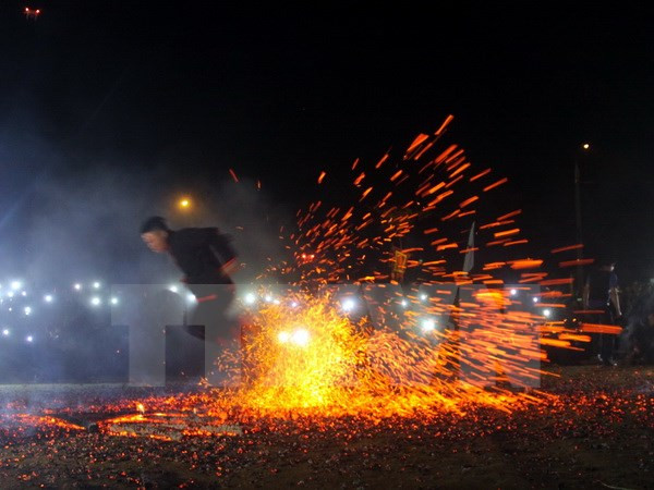 越南旅游:越南高平省红头瑶族颇具特色的挑火仪式 ảnh 1 越南旅游:越南高平省红头瑶族颇具特色的挑火仪式 ảnh 1