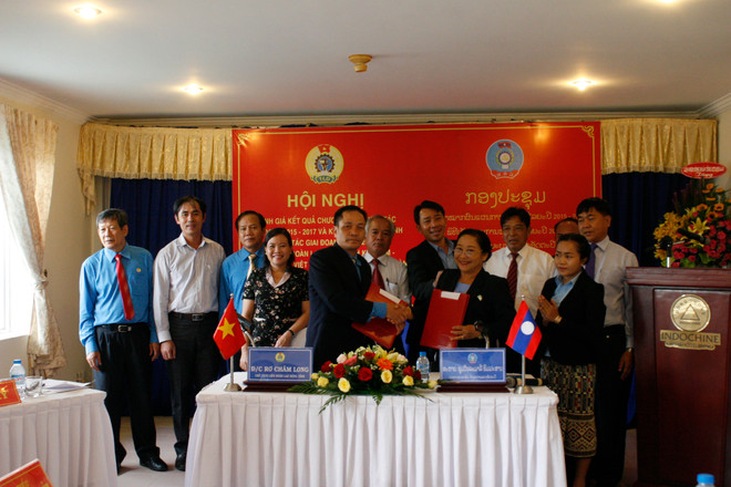 越南昆嵩省和老挝阿速坡省加强工会工作交流 ảnh 1