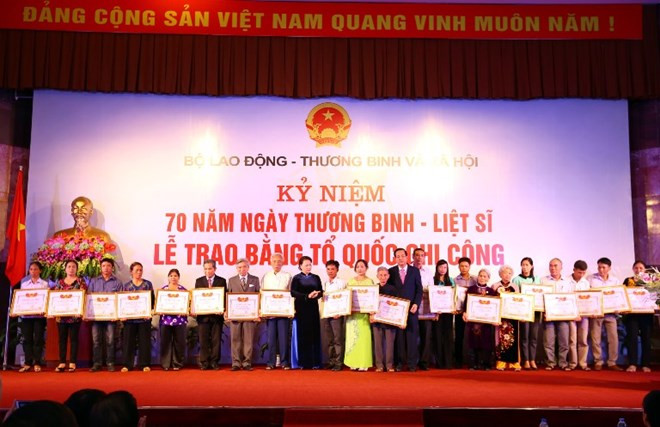 向498名烈士追授“祖国记功”证书 ảnh 1 向498名烈士追授“祖国记功”证书 ảnh 1