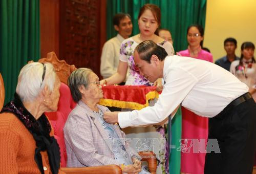 得乐省向39位母亲授予和追授“越南英雄母亲”称号 ảnh 2