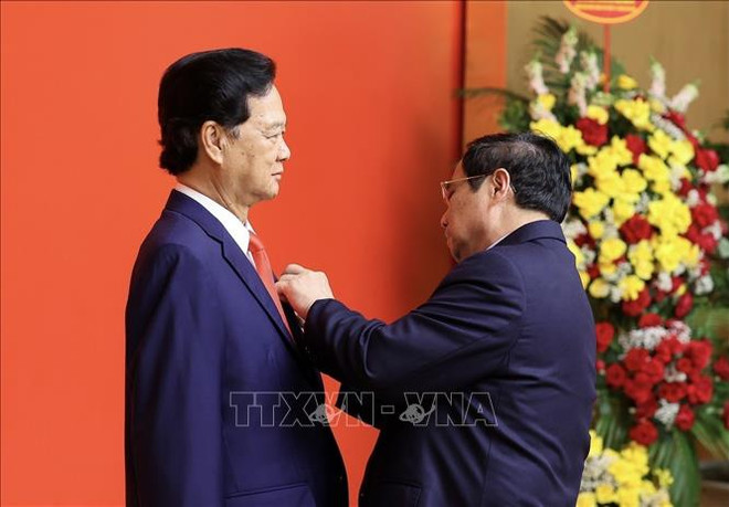 原越南政府总理阮晋勇获颁55年党龄纪念章 ảnh 1 原越南政府总理阮晋勇获颁55年党龄纪念章 ảnh 1