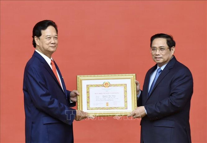 原越南政府总理阮晋勇获颁55年党龄纪念章 ảnh 2 原越南政府总理阮晋勇获颁55年党龄纪念章 ảnh 2