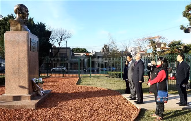 胡志明主席诞辰132周年：越南驻外大使馆纷纷举行纪念活动 ảnh 1