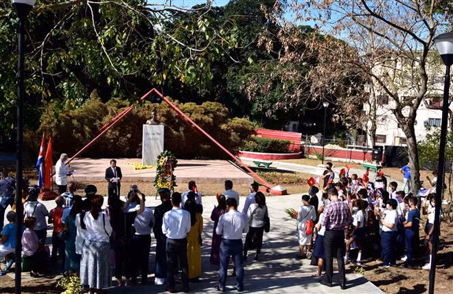 胡志明主席诞辰132周年纪念活动在乌克兰和古巴举行 ảnh 2