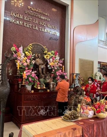  胡志明主席诞辰132周年：旅居泰国乌隆他尼越南人上香缅怀胡主席 ảnh 1