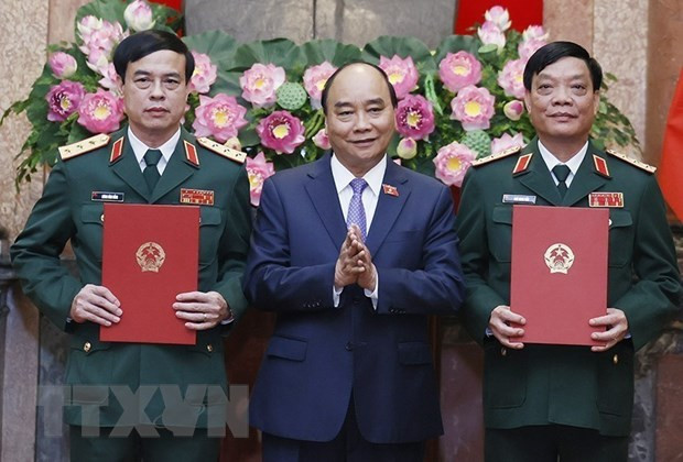 越南国家主席向晋衔上将军官颁发命令状 ảnh 1