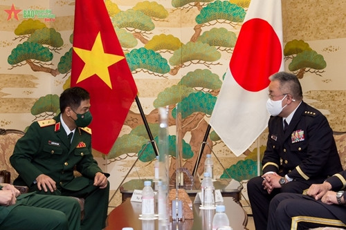 阮文义中将与日本陆上自卫队参谋长Yoshida Yoshihide大将举行会谈 ảnh 2
