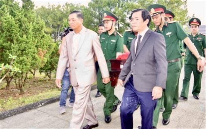 承天顺化和广治两省为在老牺牲的志愿军和专家烈士举行追悼会和安葬仪式 ảnh 1 承天顺化和广治两省为在老牺牲的志愿军和专家烈士举行追悼会和安葬仪式 ảnh 1