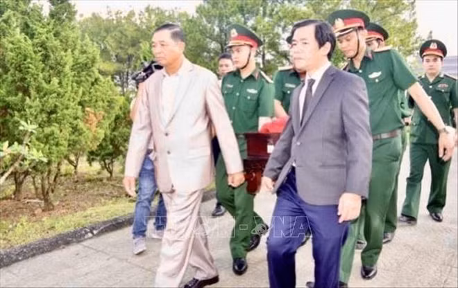 承天顺化和广治两省为在老牺牲的志愿军和专家烈士举行追悼会和安葬仪式 ảnh 1