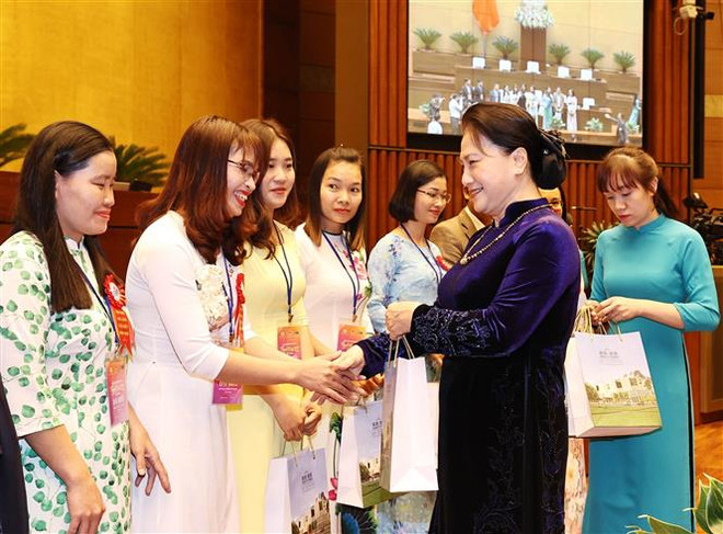 越南国会主席阮氏金银会见模范教师和教育管理干部 ảnh 1