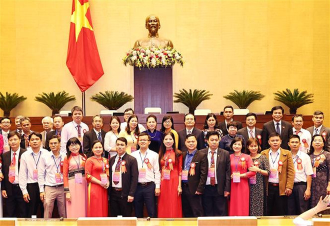 越南国会主席阮氏金银会见模范教师和教育管理干部 ảnh 2