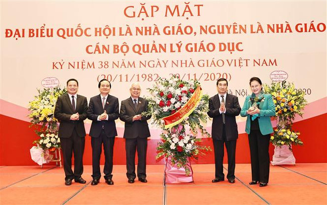 国会主席阮氏金银与教师和教育管理干部会面 ảnh 2 国会主席阮氏金银与教师和教育管理干部会面 ảnh 2