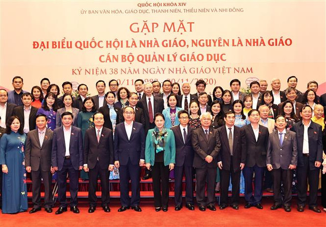 国会主席阮氏金银与教师和教育管理干部会面 ảnh 1 国会主席阮氏金银与教师和教育管理干部会面 ảnh 1