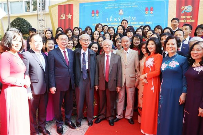 越共中央总书记、国家主席阮富仲出席阮嘉韶高中建校70周年庆典 ảnh 2 越共中央总书记、国家主席阮富仲出席阮嘉韶高中建校70周年庆典 ảnh 2