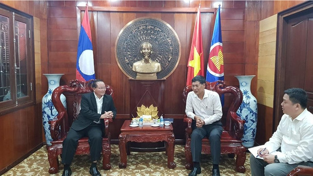 老挝乌多姆赛省捐助越南中部各省克服洪涝后果 ảnh 1