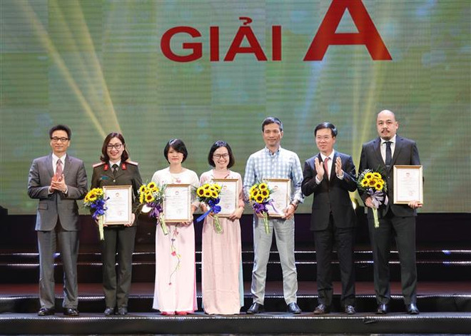 第十四次“致力于民族大团结事业”新闻奖颁奖仪式在河内举行 越通社共获4个奖项 ảnh 1