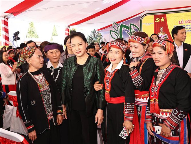 国会主席阮氏金银出席安沛省光明乡的“全民族大团结日”活动 ảnh 2