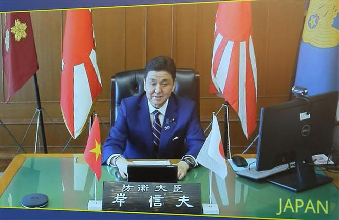 越南国防部长吴春历与日本防卫大臣岸信夫举行电话会谈 ảnh 2