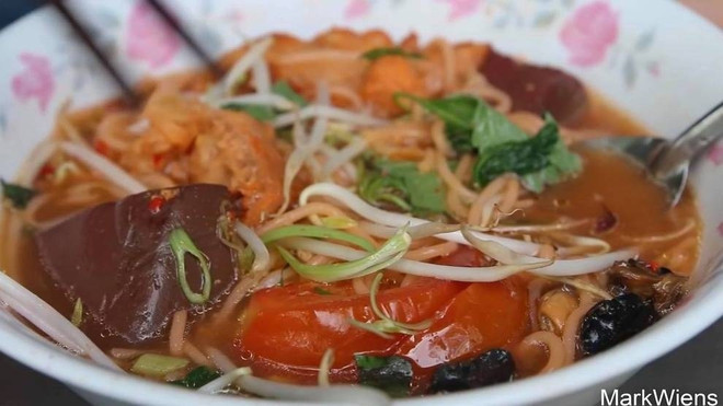 外国游客赞美越南街边的蟹膏汤米线 ảnh 1 外国游客赞美越南街边的蟹膏汤米线 ảnh 1