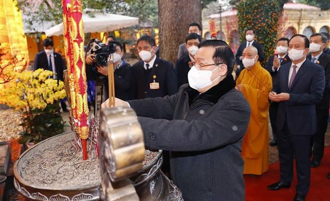 国会主席王廷惠前往升龙皇城上香缅怀国家功臣丰功伟绩 ảnh 2 国会主席王廷惠前往升龙皇城上香缅怀国家功臣丰功伟绩 ảnh 2