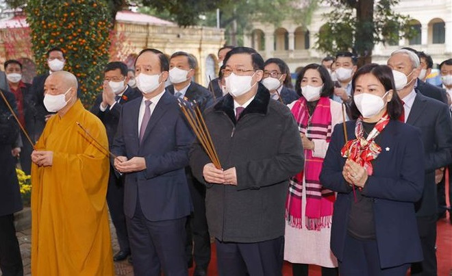 国会主席王廷惠前往升龙皇城上香缅怀国家功臣丰功伟绩 ảnh 1 国会主席王廷惠前往升龙皇城上香缅怀国家功臣丰功伟绩 ảnh 1